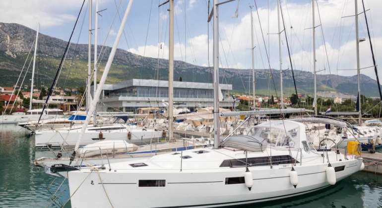 Beneteau Oceanis 41.1 “First” (2018)