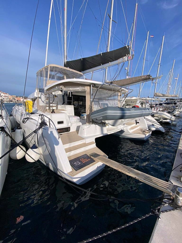 Sailing Breeze mit Dinghy in der Marina
