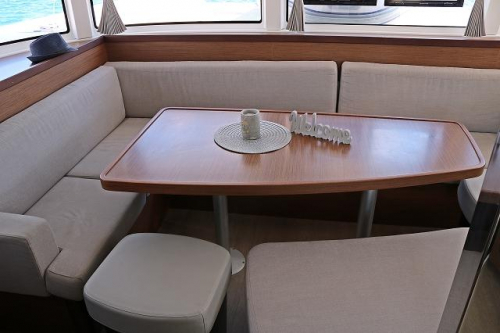 FutunaLima Essecke mit Sitzgruppe und Tisch