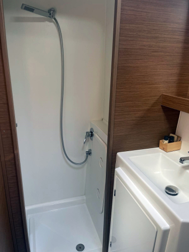 Futuna Lima 17_Dusche und Waschbecken