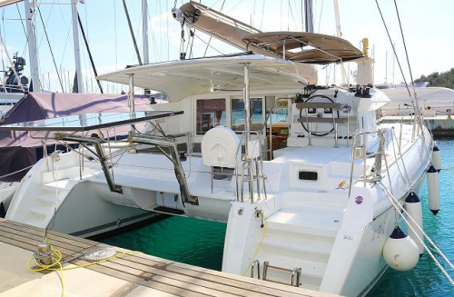 Lagoon 421_Happines Heckansicht in der Marina