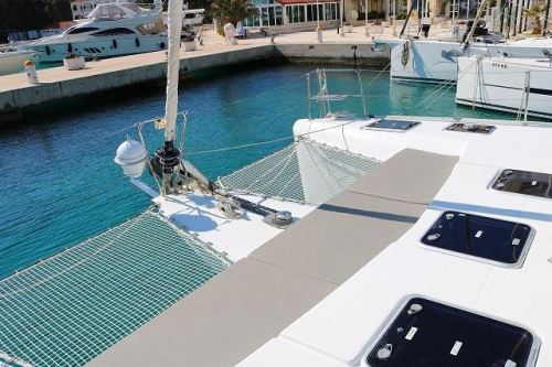 Lagoon 421_Happines Liegefläche am Netz