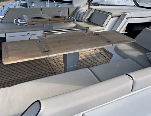 White Bird aussen Sitzgelegenheit