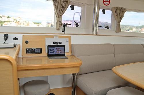 Lagoon 421_Happines Navigationstich und Sitzgelegenheit