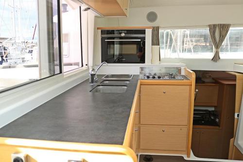 Lagoon 421_Happines Küche Arbeitsfläche
