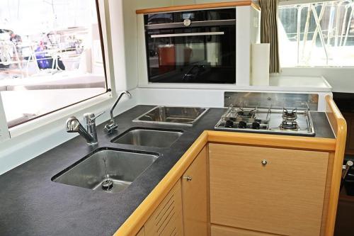 Lagoon 421_Happines Küche mit Spüle und Herd