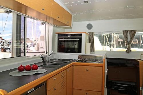 Lagoon 421_Happines Kueche Spüle Backofen und Herd