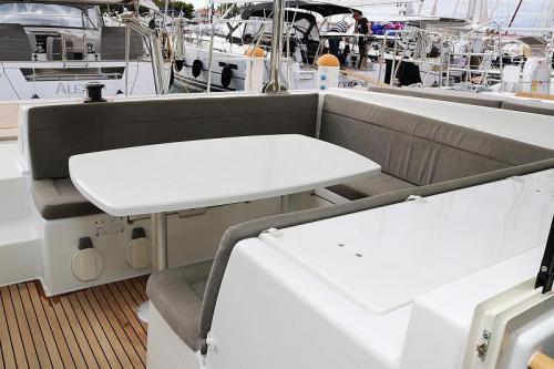 Lagoon 421_Happines Sitzbank mit Tisch Plicht