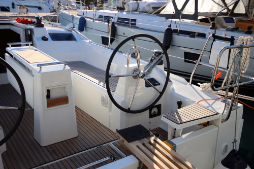 Steuerrad und sitzgruppe