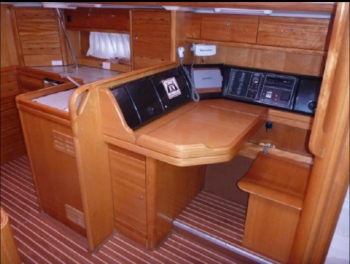 Bavaria 50 cruiser Marjana Navigationstisch