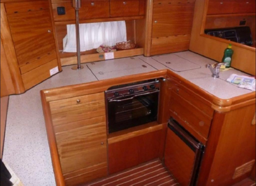 Bavaria 50 cruiser Marjana Küche Pantry