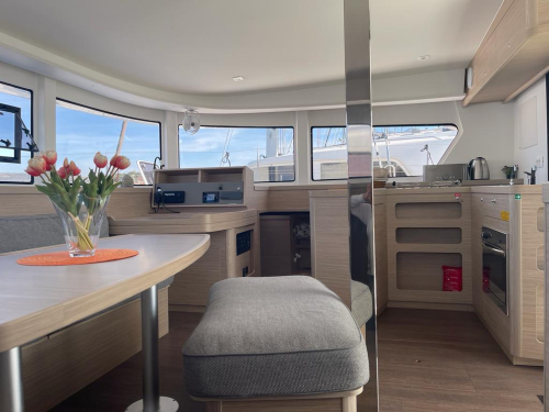 Sailing Breeze blick in die Küche aus dem Salon