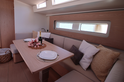 White Bird Esstisch gedeckt Salon