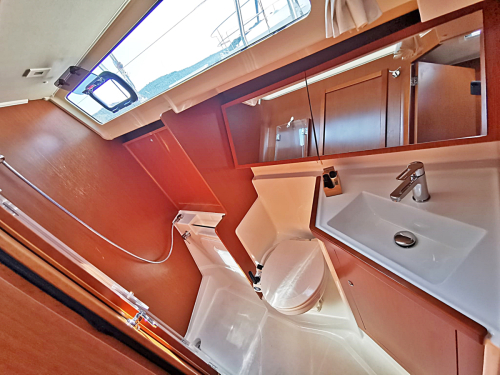 First Dusche Toilette und Waschbecken