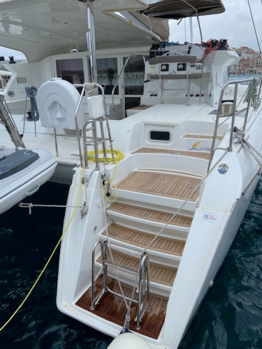 Lagoon 421_Happines Treppenaufgang rechts