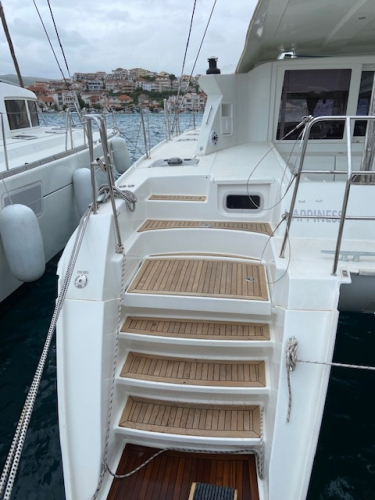 Lagoon 421_Happines Treppenaufgang linke Seite