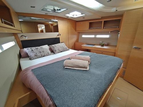 myway Innenansicht der Kabine mit Fächern