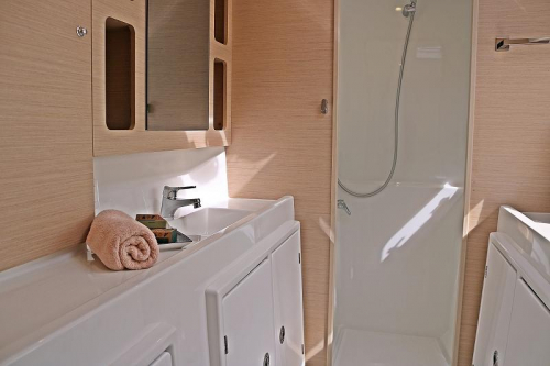 seaandmore-katamaran-chartern Bad mit Nasszelle