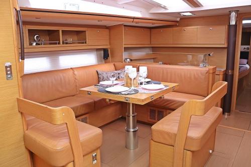 seandmoreyachtcharter-salon-dufour56